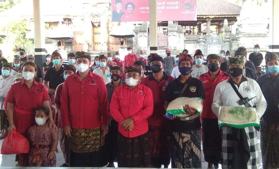 podiumnews.com-Bulan Bung Karno, Tiga Anggota Dewan PDIP Bagikan Sembako ke Warga Sading